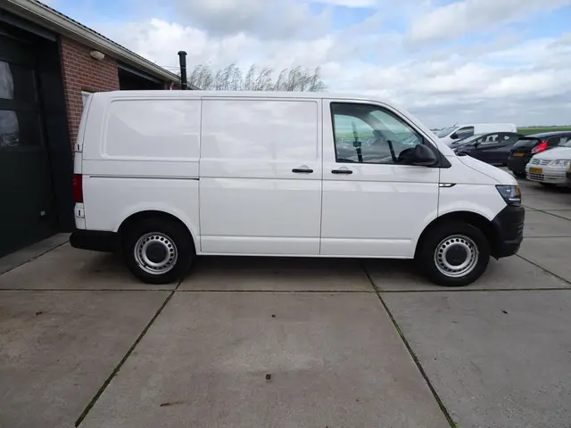 Volkswagen Transporter 2.0 TDI L1H1 2016 Diesel 4