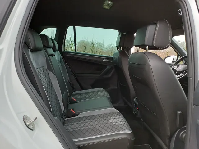 Volkswagen Tiguan 1.5 TSI R-Line Business+ 2023 Benzine 40