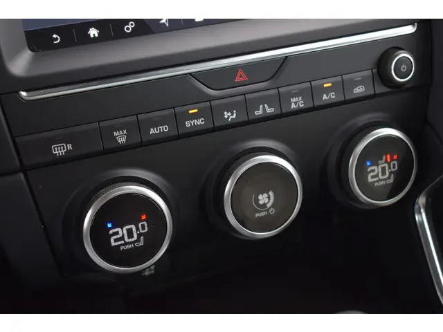 Jaguar E-PACE 2.0 P200 AWD R-Dynamic S 2019 Benzine 23