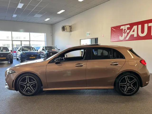 Mercedes-Benz A-Klasse 200 AMG-LINE 2021 Benzine 2