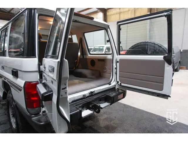 Toyota Land Cruiser GRJ76 E 2024 Benzine 17