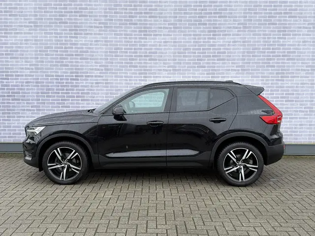 Volvo XC40 1.5 T3 R-Design 2022 Benzine 2