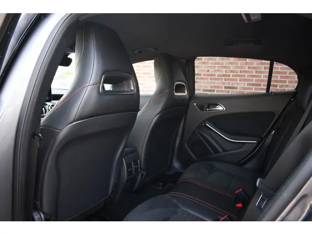 Mercedes-Benz GLA 180 AMG Night 2019 Benzine 24