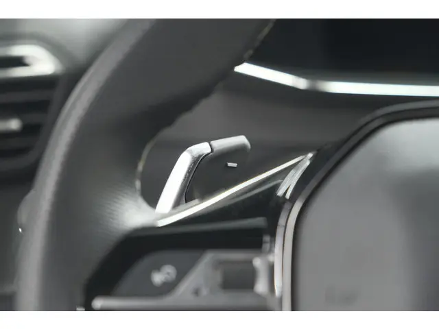 Peugeot 208 Hybrid 136 e-DCS6 GT 2024 Hybride Benzine 36