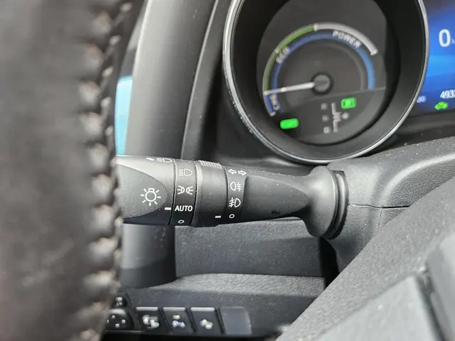 Toyota Auris 1.8 Hybrid Executive 2015 Hybride Benzine 17