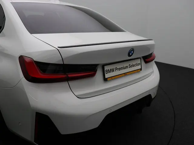 BMW 3 Serie Sedan 330e 2024 Hybride Benzine 12