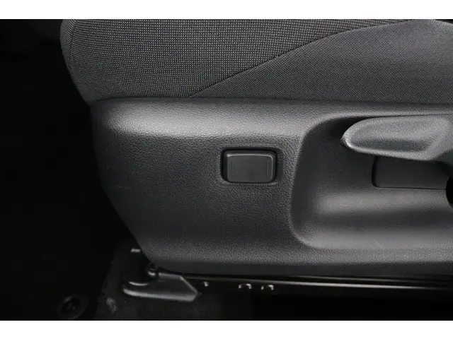 Toyota C-HR 1.8 Hybrid 140 Dynamic 2024 Hybride Benzine 36