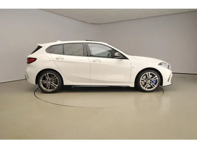 BMW 1 Serie 5-deurs M135i xDrive 2024 Benzine 4