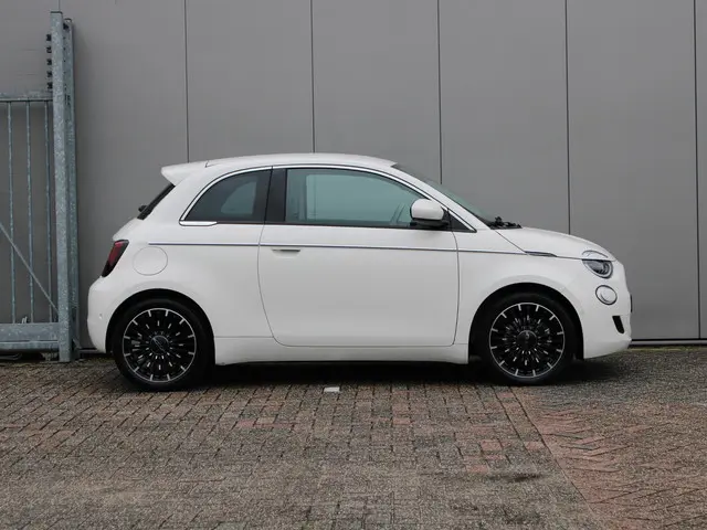 Fiat 500e La Prima 42 kWh 2023 Elektrisch 7