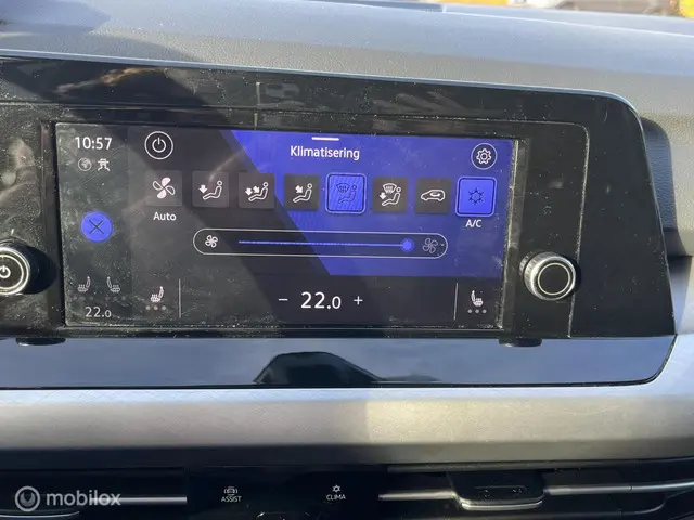 Volkswagen Golf 1.5 eTSI Life Business 2022 Benzine 12