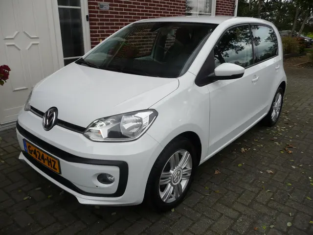 Volkswagen up! 1.0 BMT high up! 2019 Benzine 2