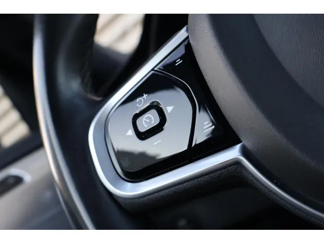 Volvo XC90 B6 AWD R-Design 2022 Benzine 32