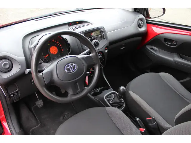 Toyota Aygo 1.0 VVT-i x-now 2017 Benzine 2