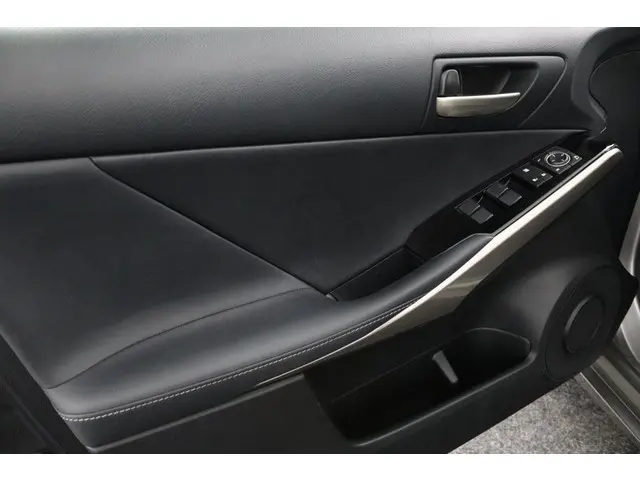 Lexus IS 300h Hybrid Business Line 2018 Hybride Benzine 25