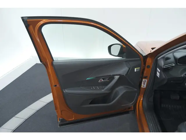 Peugeot 2008 PureTech 130 EAT8 Allure 2021 Benzine 61