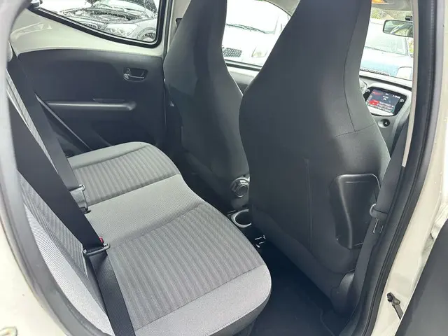 Toyota Aygo 1.0 VVT-i x-play ltd 2019 Benzine 8