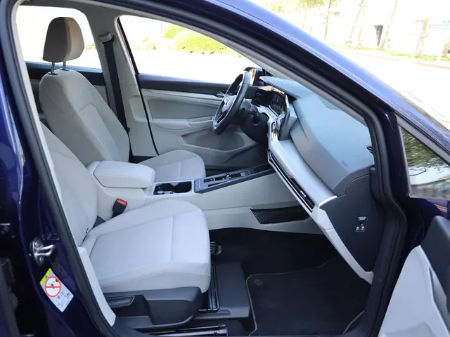 Volkswagen Golf 1.5 eTSI Life 2022 Benzine 29
