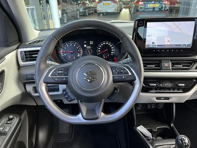 Suzuki Swift 1.2 Style Smart Hybrid 2025 Benzine 33