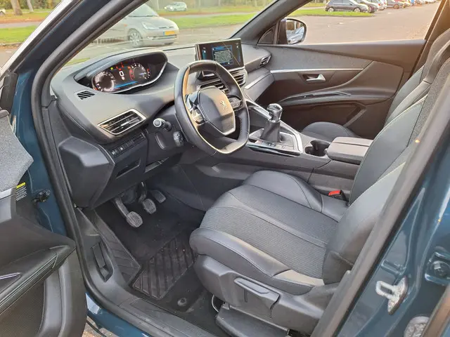 Peugeot 5008 1.2 PureTech Allure 7 PERSOONS 2023 Benzine 9