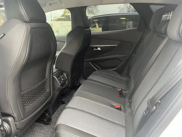 Peugeot 3008 1.2 Turbo 130 PK 2021 Benzine 17