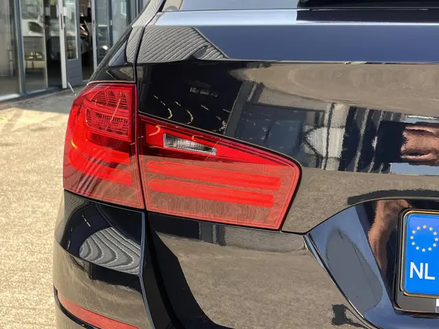 BMW 5 Serie Touring 520i High Executive 2015 Benzine 57