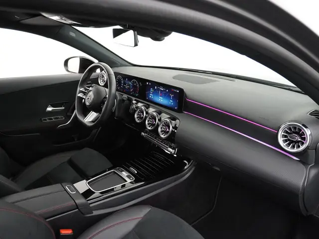 Mercedes-Benz A-Klasse 200 AMG Line 2023 Benzine 50