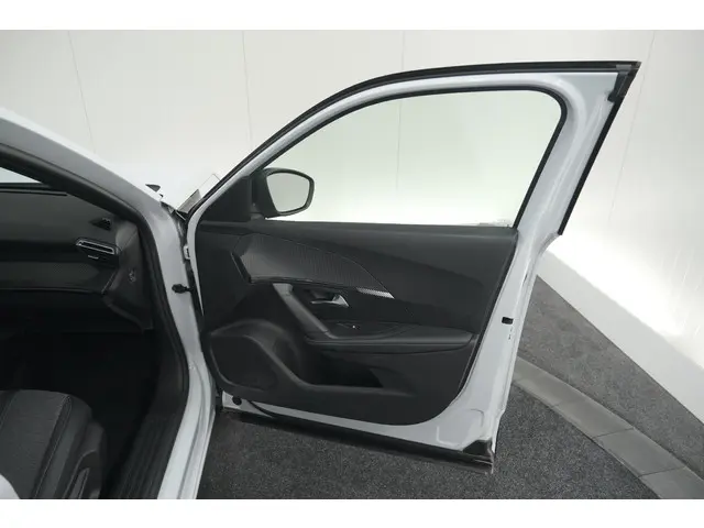 Peugeot 2008 PureTech 130 EAT8 Allure 2024 Benzine 64