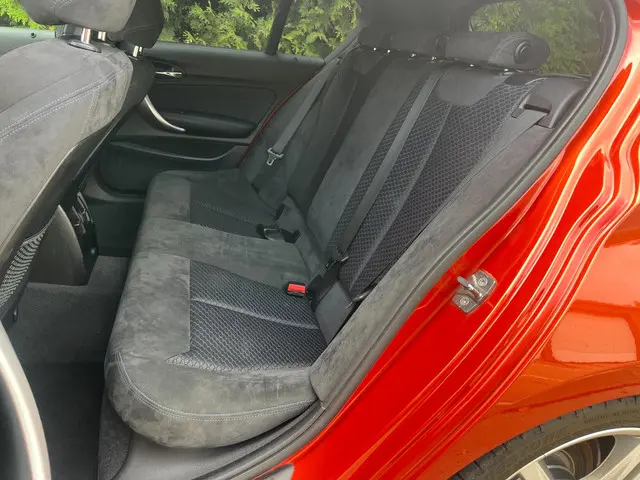 BMW 1 Serie 118i M Sport High Executive 2013 Benzine 34