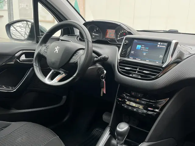 Peugeot 208 PureTech 110 Allure Automaat 2018 Benzine 29