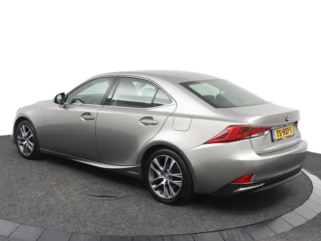 Lexus IS 300h Hybrid Business Line 2018 Hybride Benzine 12