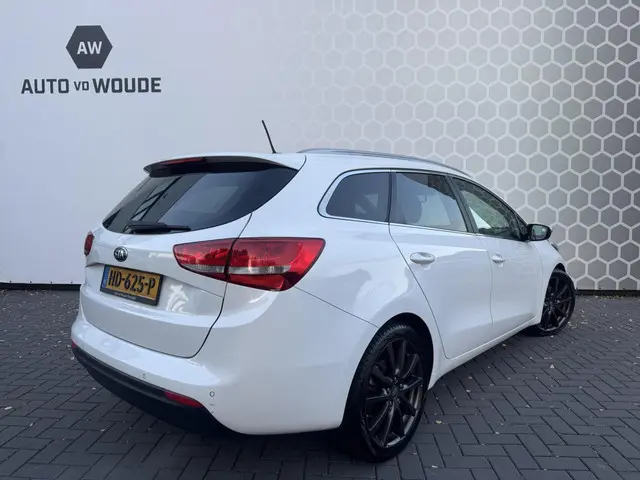 Kia cee'd Sportswagon 1.6 GDI ExecutiveLine 2015 Benzine 26