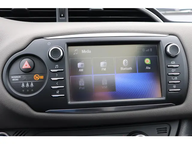 Toyota Yaris 1.5 Hybrid Bi-Tone, 2017 Hybride Benzine 26