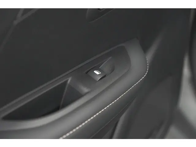 Peugeot 208 Hybrid 100 e-DCS6 Allure 2024 Benzine 30