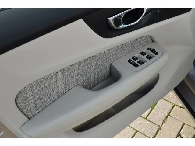 Volvo V60 B4 Core #CityWeaveBekleding 2022 Benzine 19