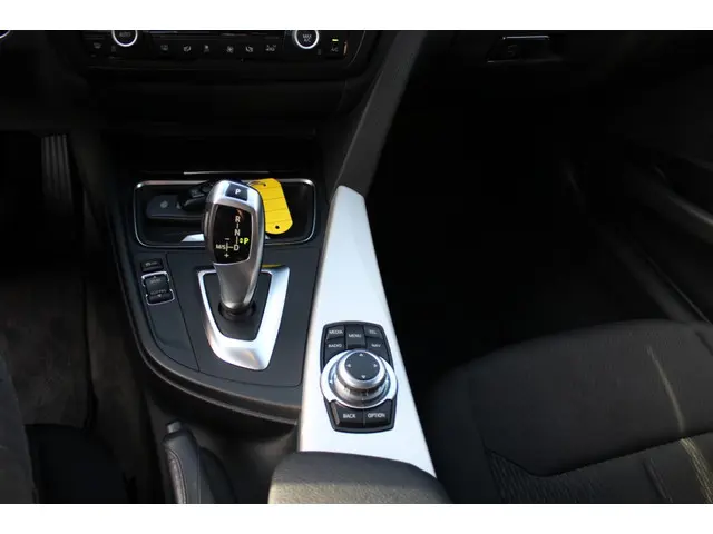 BMW 3 Serie 328i Executive 2014 Benzine 14