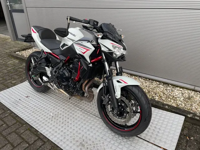 Kawasaki Z650 2