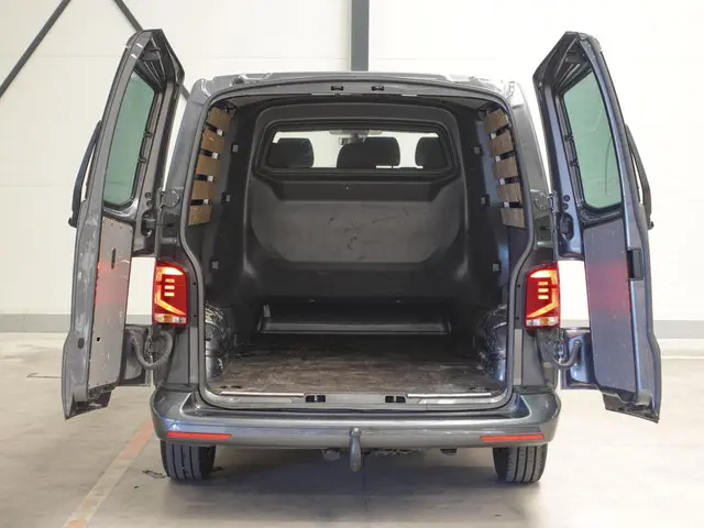 Volkswagen Transporter 2.0 TDI L2H1 2023 Diesel 18