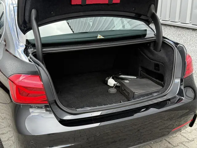 BMW 3 Serie 330e M Sport 2016 Hybride Benzine 13