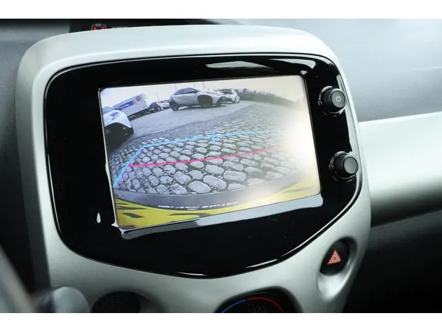 Toyota Aygo 1.0 VVT-i x-nav, 2018 Benzine 6