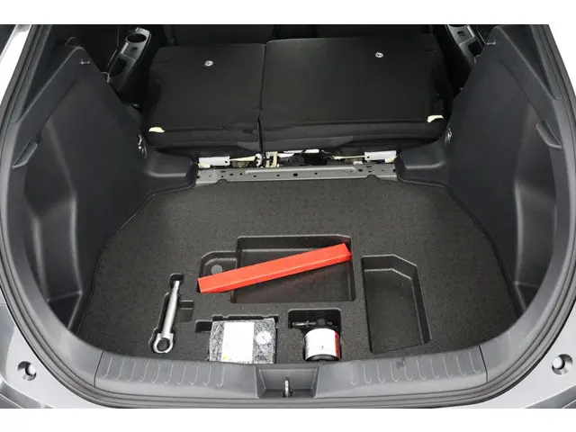 Toyota C-HR 1.8 Hybrid 140 Dynamic 2024 Hybride Benzine 34