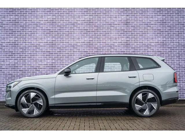 Volvo EX90 2