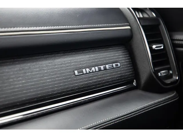 Dodge Ram 1500 5.7 V8 4x4 Crew Cab Limited 2024 Benzine 40