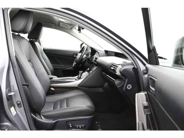 Lexus IS 300h Luxury Line 2018 Hybride Benzine 22
