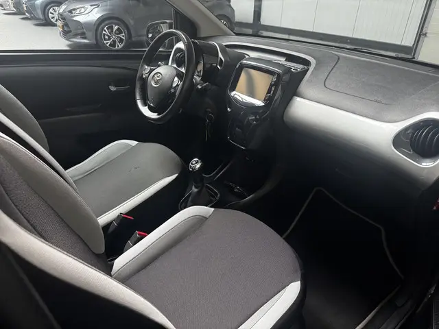 Toyota Aygo 1.0 VVT-i x-clusiv Cabrio 2017 Benzine 14