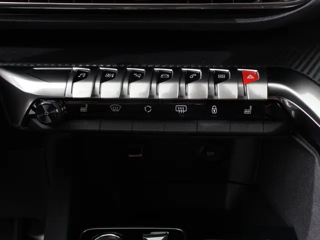 Peugeot 3008 1.2 PureTech Allure 2024 Benzine 19
