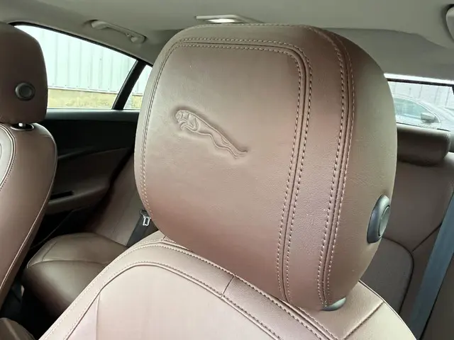 Jaguar XE 2.0 Portfolio 2015 Benzine 20