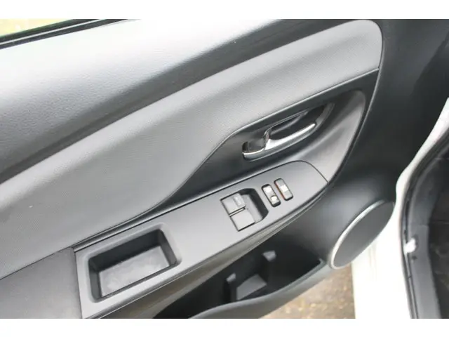 Toyota Yaris 1.5 Hybrid Aspiration 2014 Hybride Benzine 11