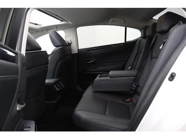 Lexus ES 300h Preference Line 2021 Hybride Benzine 37