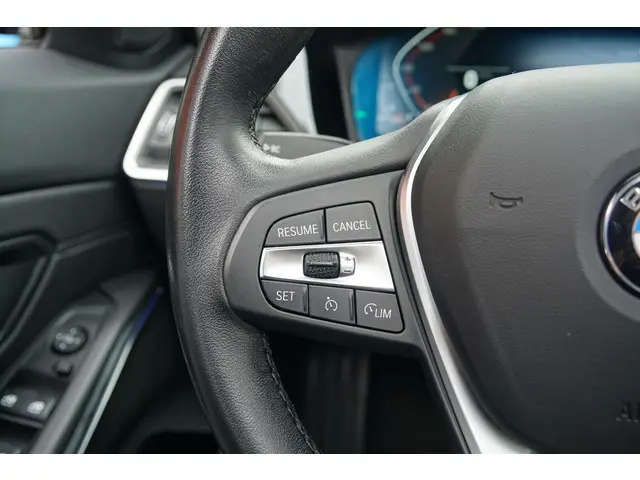 BMW 3 Serie 318i High Executive 2021 Benzine 32
