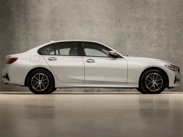 BMW 3 Serie 318i Executive Sportline 2020 Benzine 4